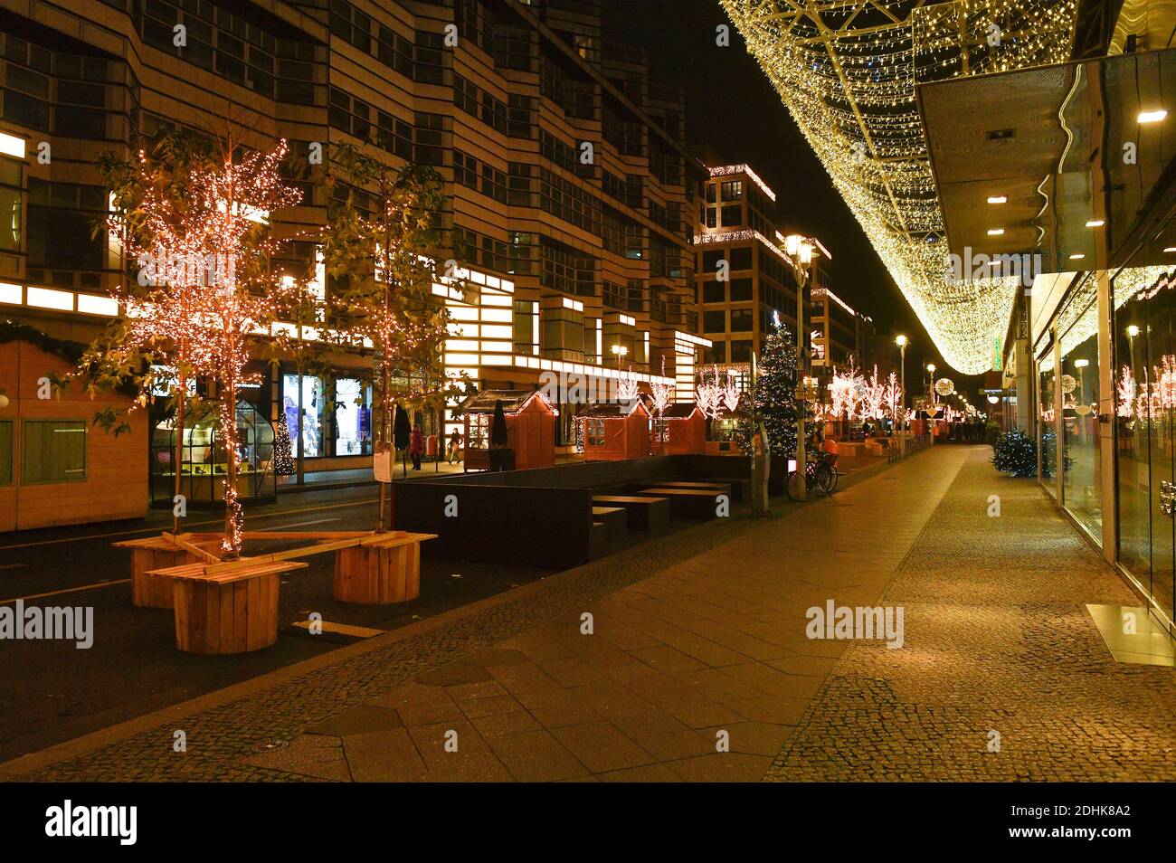 As an alternative to the canceled Weihaftertsmarkets, there are individual stands this year with Weihaftertsschmuck and offers such as mulled wine, almonds and bratwurst, here in the car-free part of Friedrichstrasse. Berlin, December 10th, 2020 | usage worldwide Stock Photo