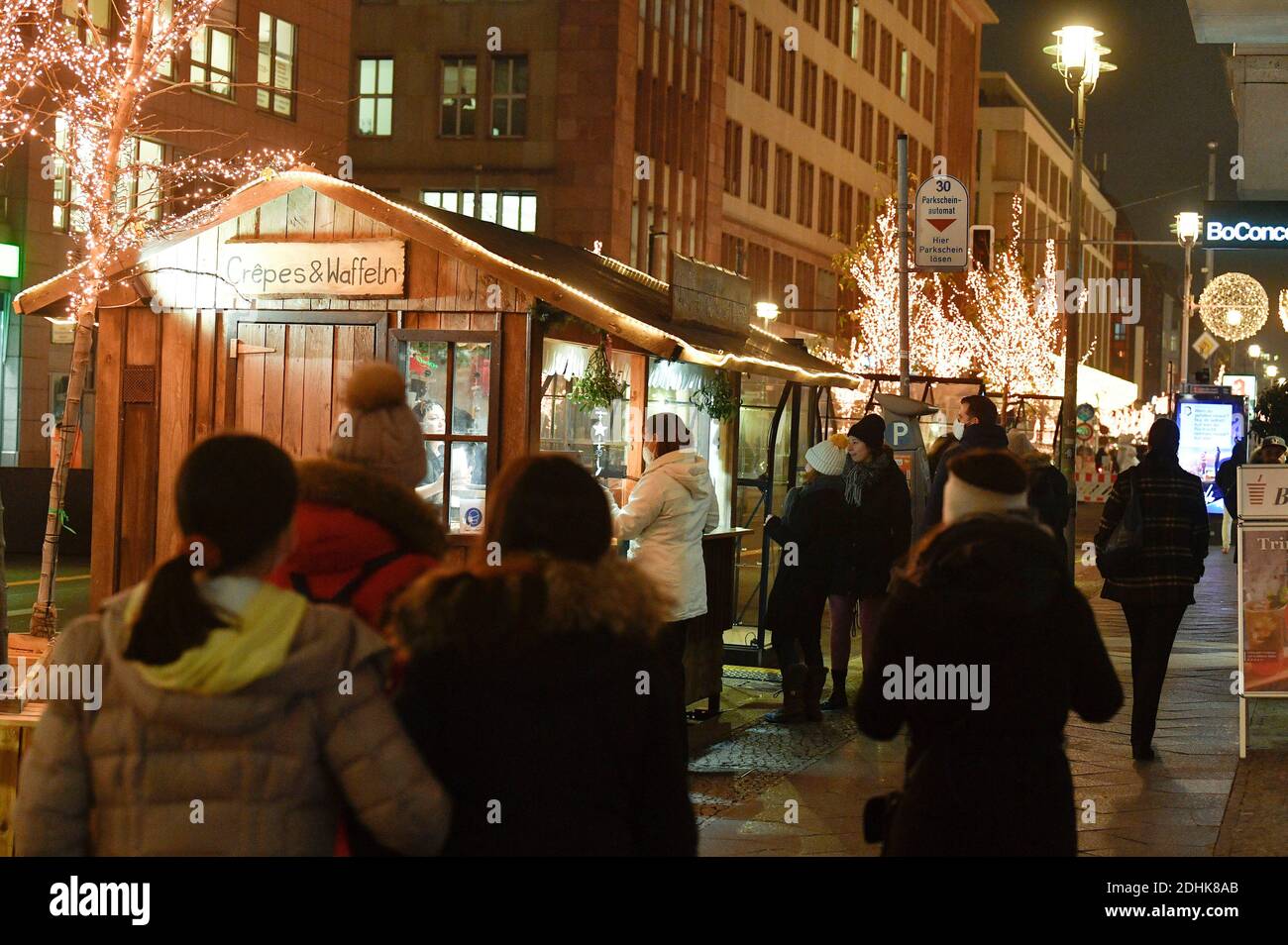 As an alternative to the canceled Weihaftertsmarkets, there are individual stands this year with Weihaftertsschmuck and offers such as mulled wine, almonds and bratwurst, here in the car-free part of Friedrichstrasse. Berlin, December 10th, 2020 | usage worldwide Stock Photo