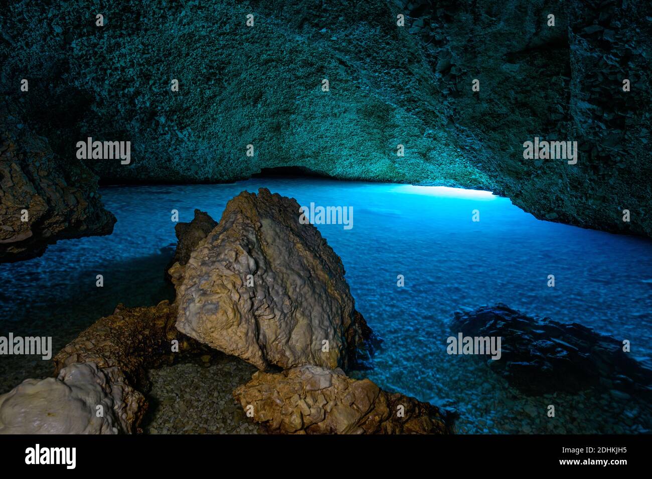 Plava Grotta, Höhle mit leuchtend blauem Wasser, das durch unter Wasser einfallendes Sonnenlicht entsteht. Kroatien, Europa, Stock Photo