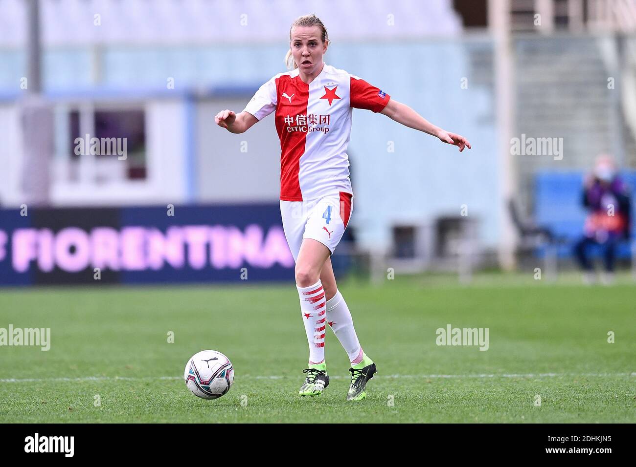 Kristyna Ruzickova of Slavia Praha challenges for the ball with