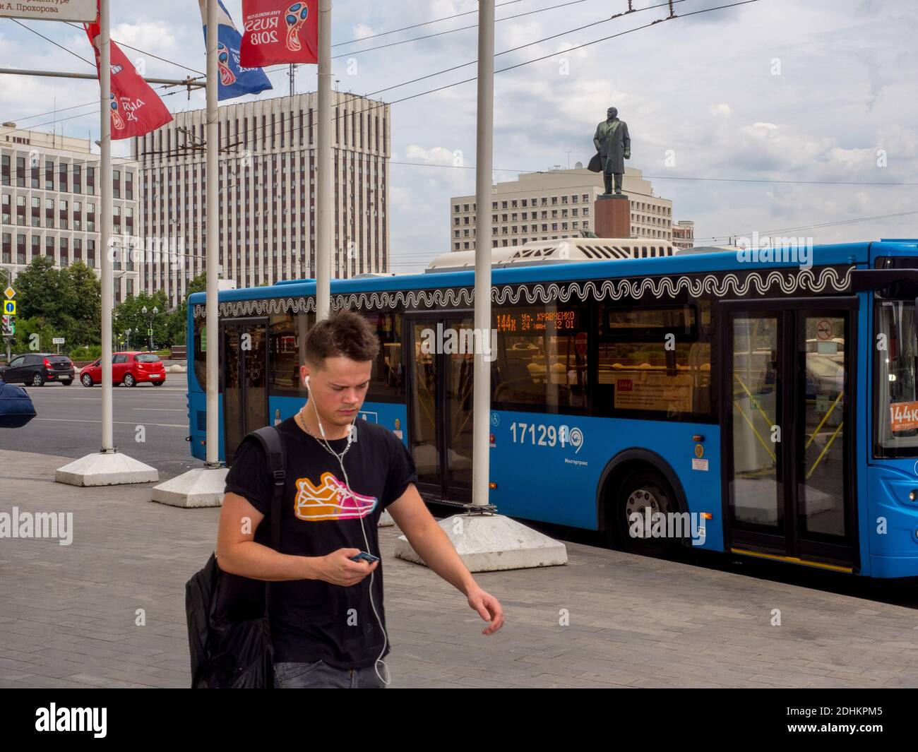 Lenin statue located by Leninsky Avenue, Moscow Stock Photo Alamy