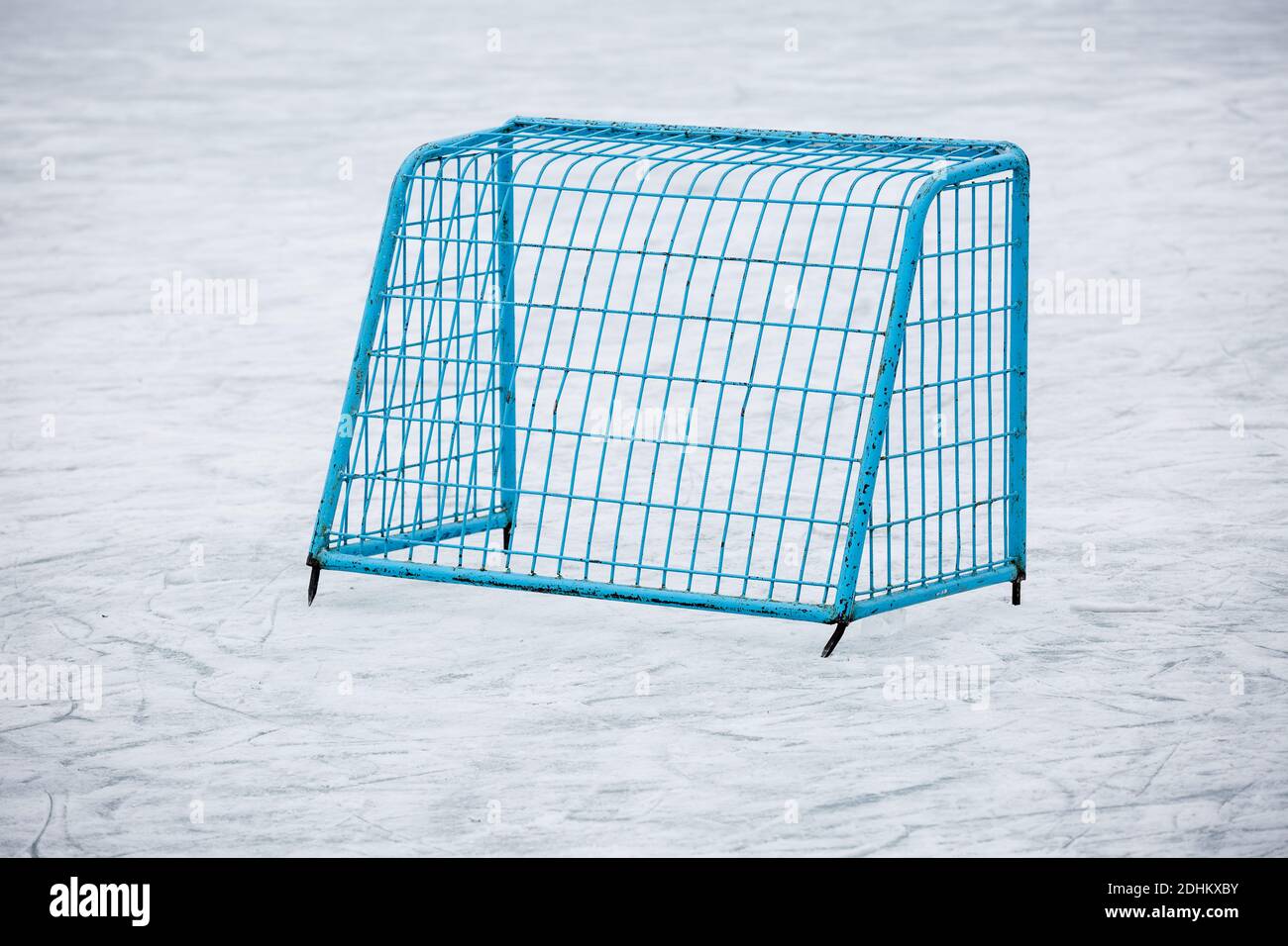 Hockey goal on an empty open air iceground Stock Photo Alamy