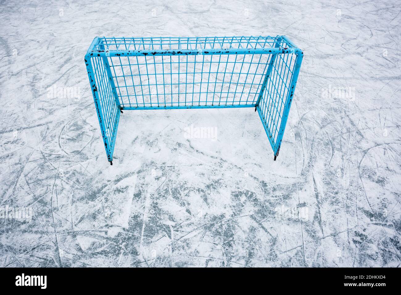 Hockey goal on an empty open air iceground Stock Photo Alamy