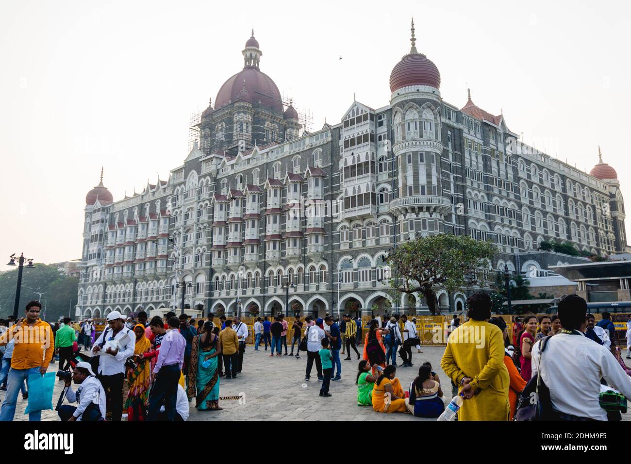 Taj five star hotel at Marine drive in Mumbai, India with lots of visitors over the weekend Stock Photo
