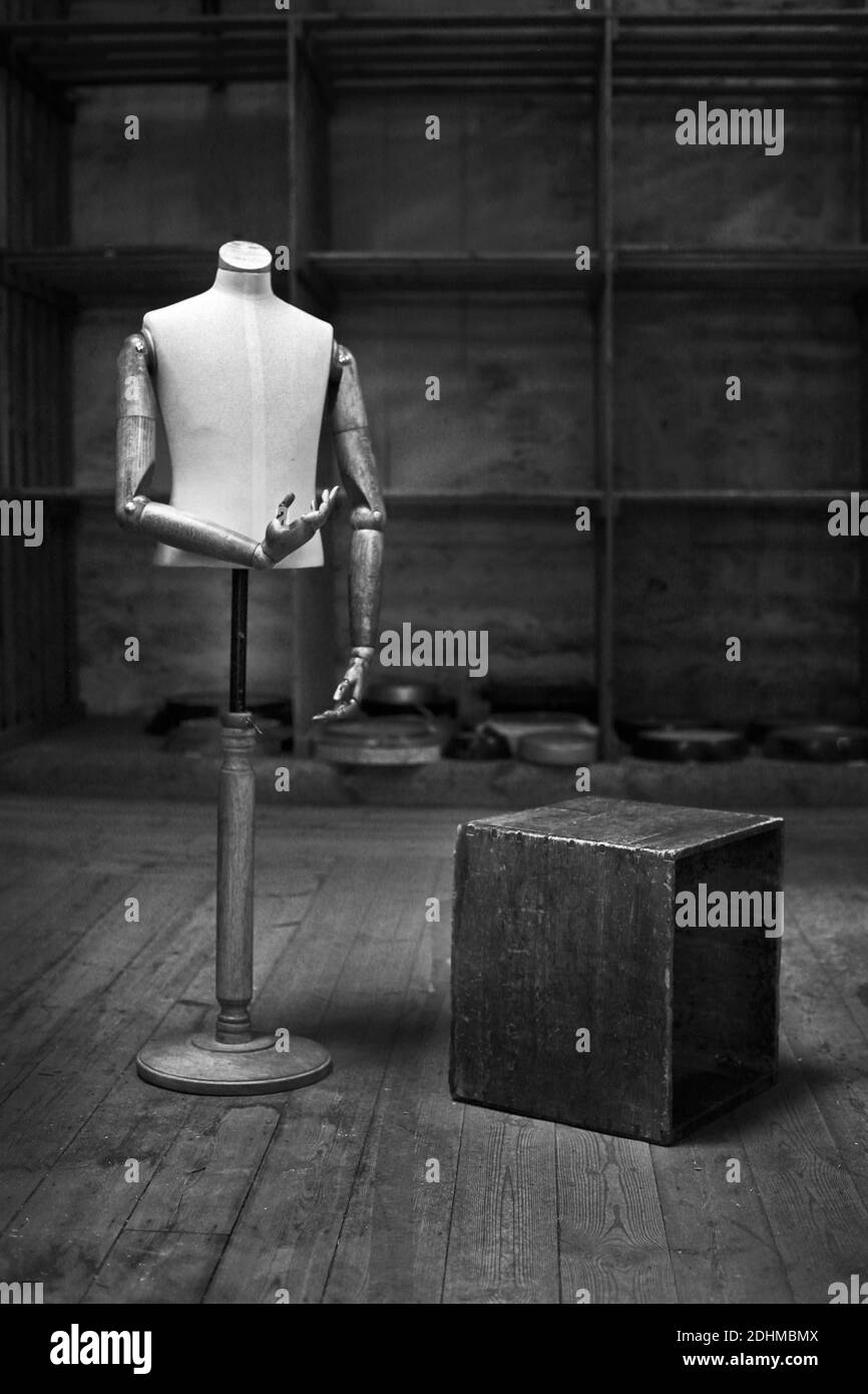 Vintage fashion mannequins hires stock photography and images Alamy