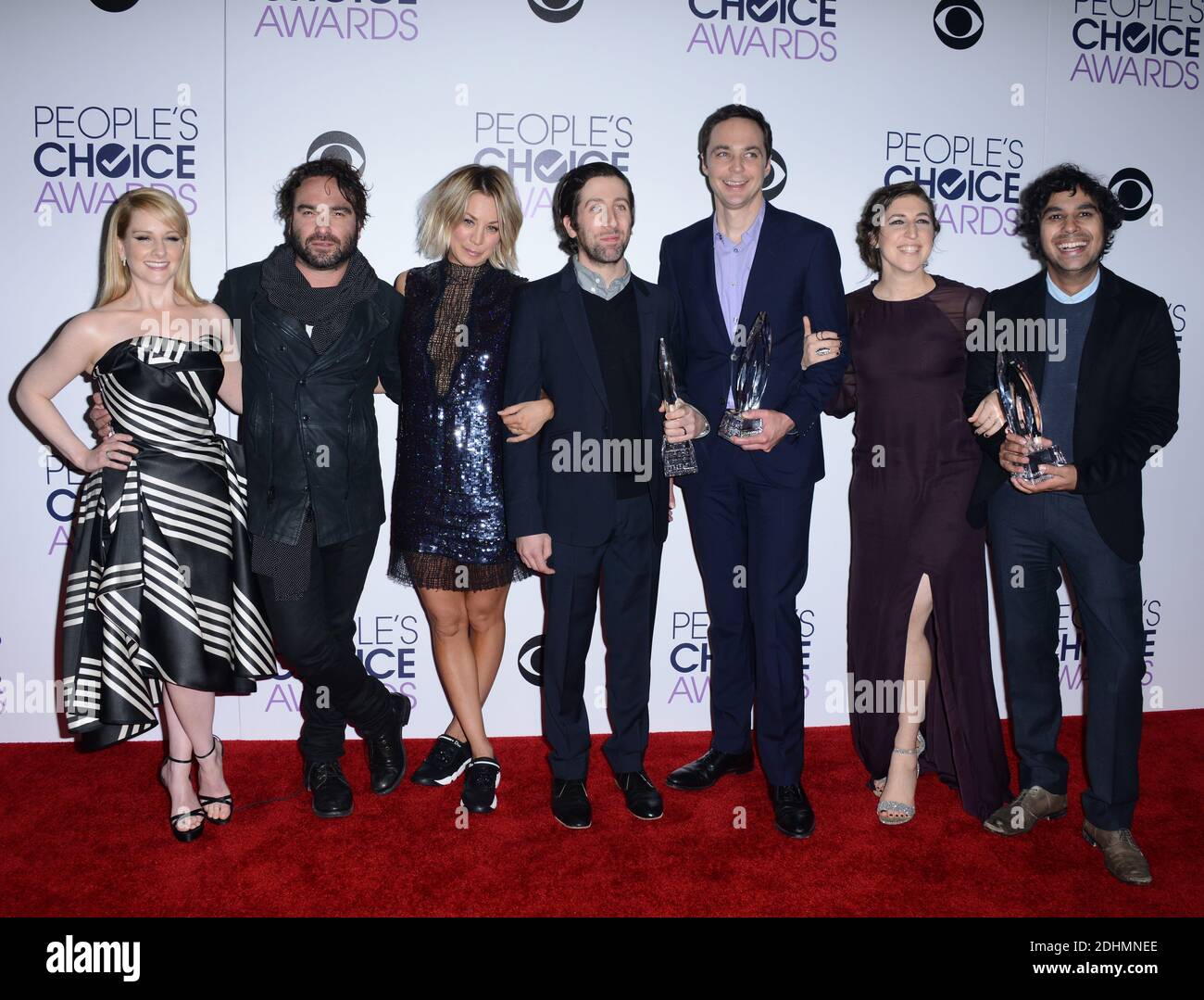 Cast of The Big Bang Theory TV show Melissa Rauch, Johnny Galecki, Kaley  Cuoco, Simon Helberg, Jim Parsons, Mayim Bialik and Kunal Nayyar attending  the People's Choice Awards 2016 Press Room at