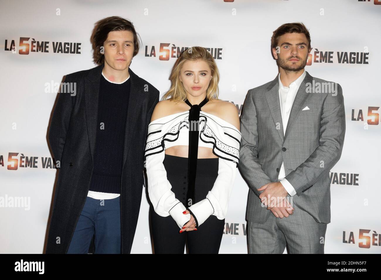 Nick Robinson, Chloe Grace Moretz and Alex Roe attending the 'La 5eme  Vague' Photocall at Le Bristol on January 20, 2016 in Paris, France. Photo  by Jerome Domine/ABACAPRESS.COM Stock Photo - Alamy