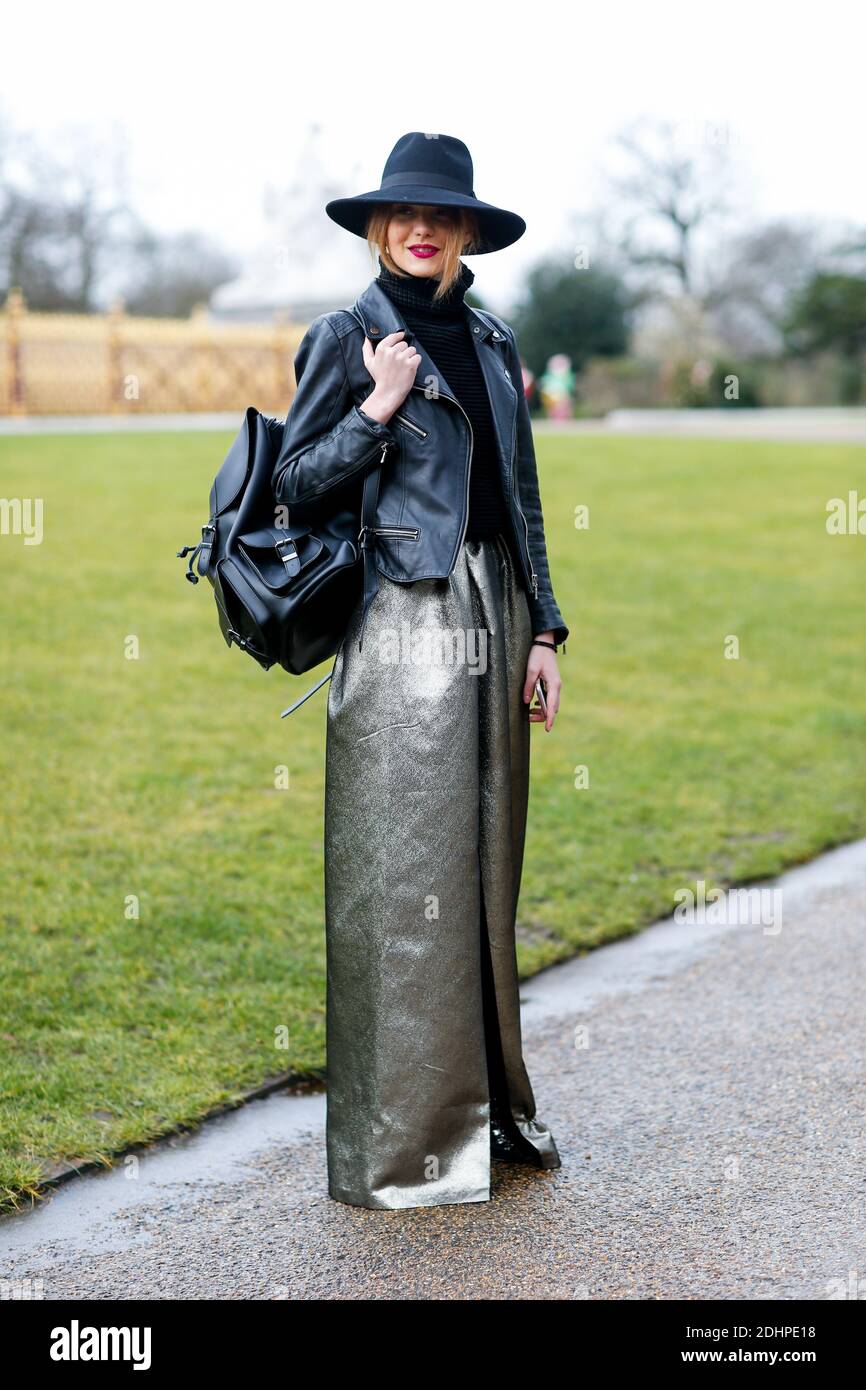 Street style Luana Codreanu arriving at Burberry Fall Winter 2016