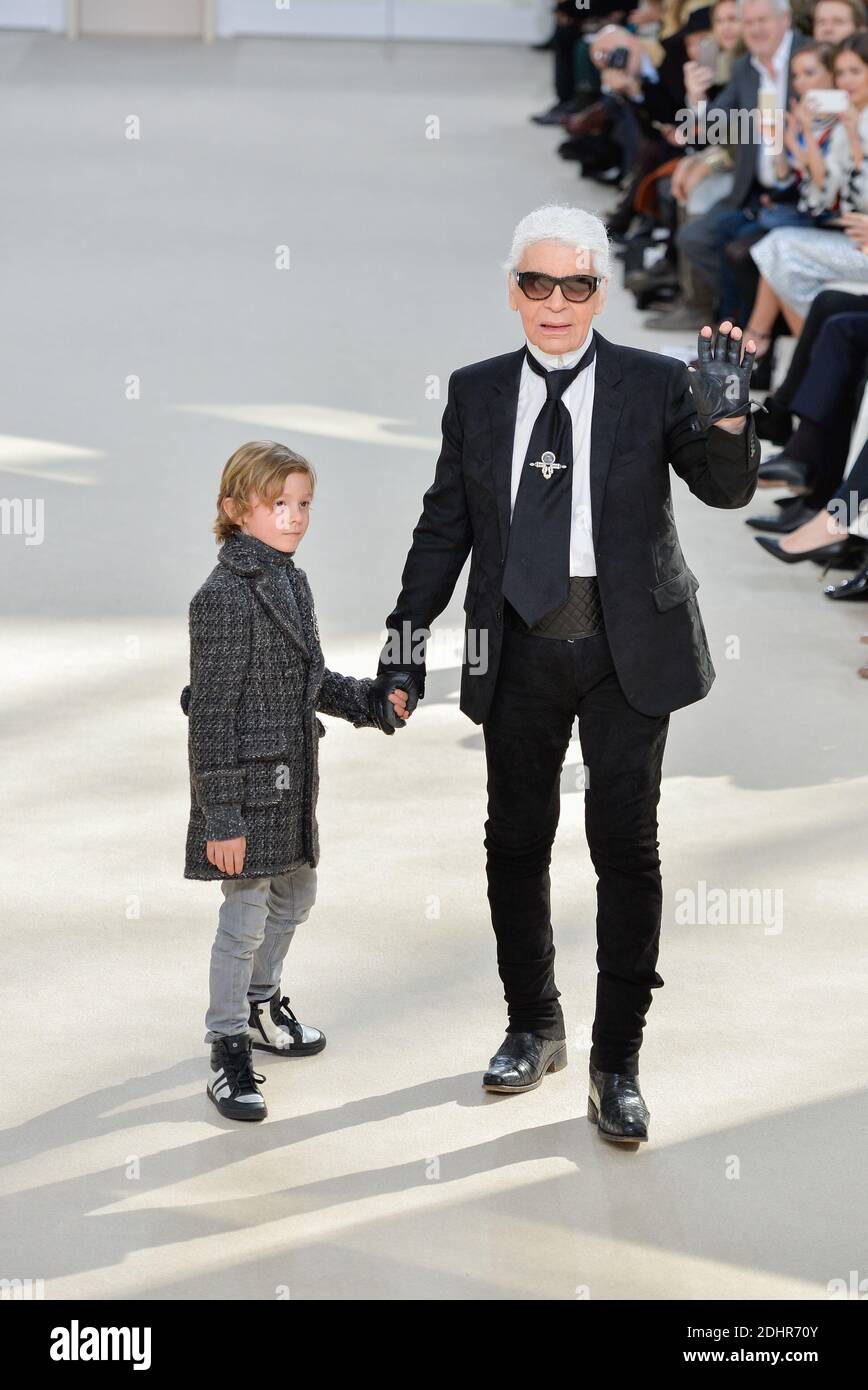 B.C. etiket bladeren Karl Lagerfeld and his nephew Hudson Kroenig pose on the runway during the  Chanel show as part of the Paris Fashion Week Womenswear Fall/Winter 2016/2017  at Grand Palais in Paris, France on