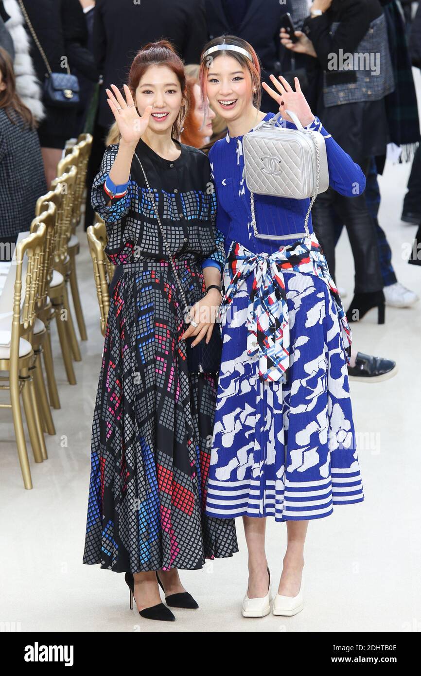 ACTRICE KOREENE PARK SHIN-HYE ET LE MODELE IRENE KIM - DEFILE CHANEL -  FASHION WEEK DE PARIS Photo by Nasser Berzane/ABACAPRESS.COM Stock Photo -  Alamy