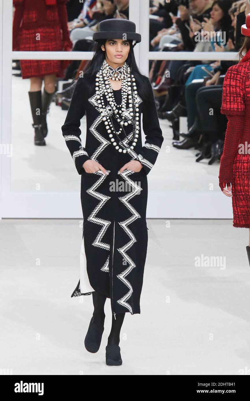 MANNEQUIN - DEFILE CHANEL PRET A PORTER COLLECTION AUTOMNE-HIVER 2016/2017  - FASHION WEEK DE PARIS Photo by Nasser Berzane/ABACAPRESS.COM Stock Photo  - Alamy