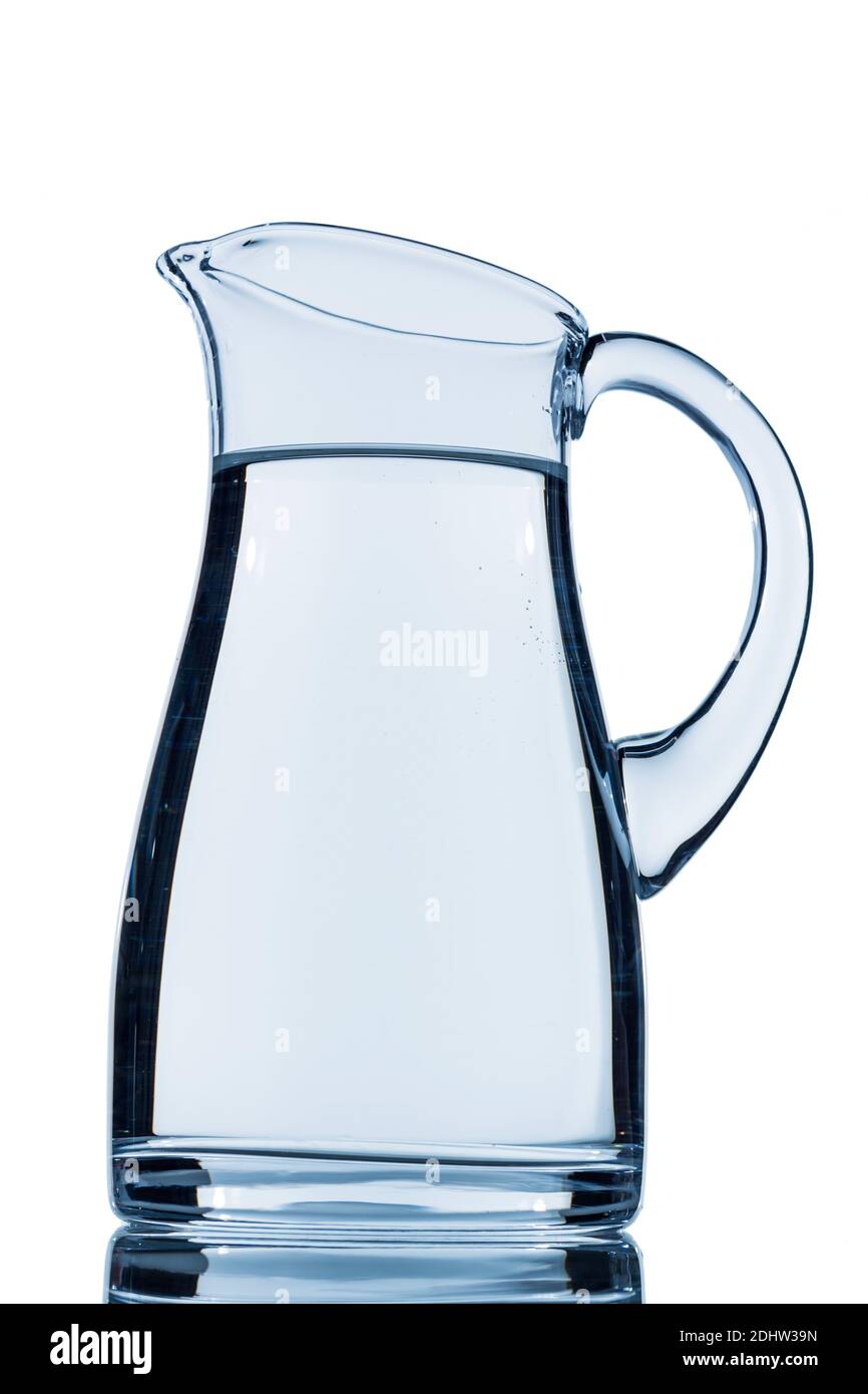 Karaffe mit Glas mit Wasser vor weissem Hintergrund, Symbolfoto für Trinkwasser, Wasserbedarf und Verbrauch, Glas, Stock Photo