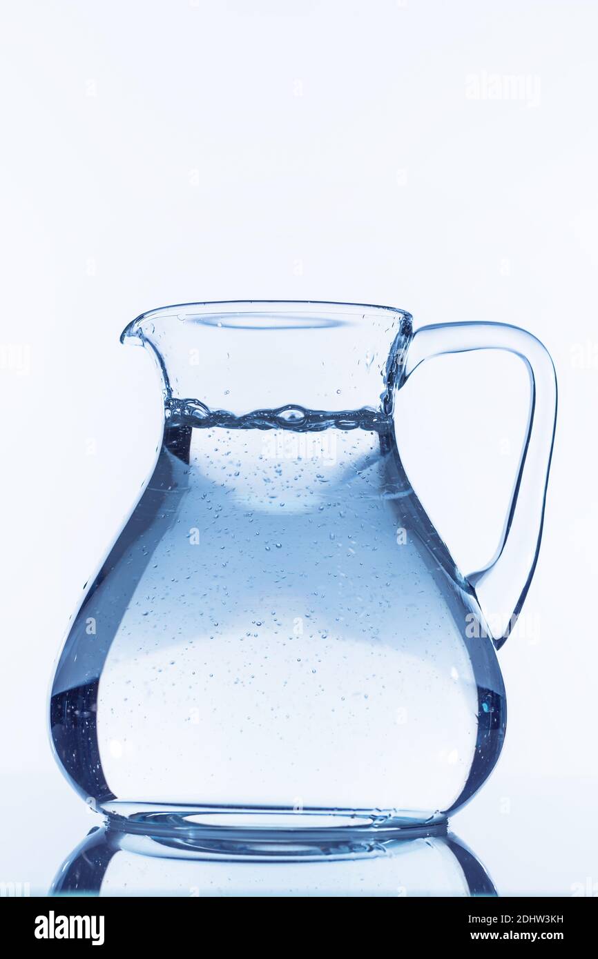 Ein  Krug mit Wasser vor weissem Hintergrund, Symbolfoto für Trinkwasser, Wasserbedarf und Verbrauch, Glas, Stock Photo