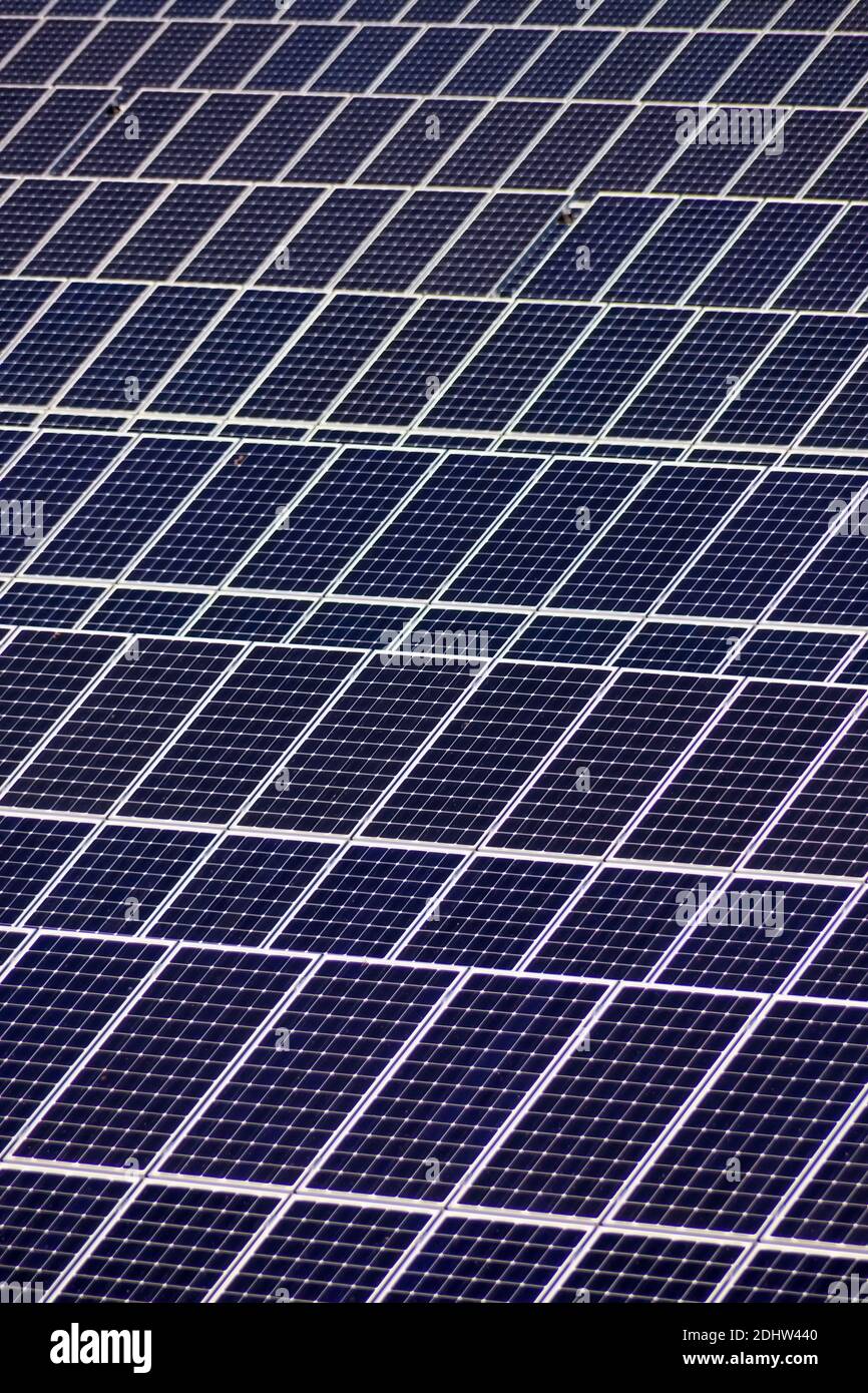 Solarzellen für die Gewinnung von Strom durch die Sonnenenergie eines Solarkraftwerkes. Alternative und umweltfreundliche Energie aus Sonnenkraft Stock Photo