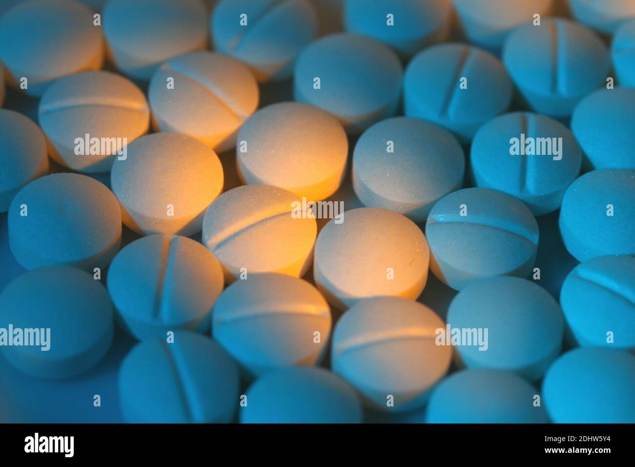 Verschiedene Tabletten, Kosten, Geld, Euro, Gesundheitswesen, Krankenhasse, Medizin, Pillen, Farbiges Licht Stock Photo