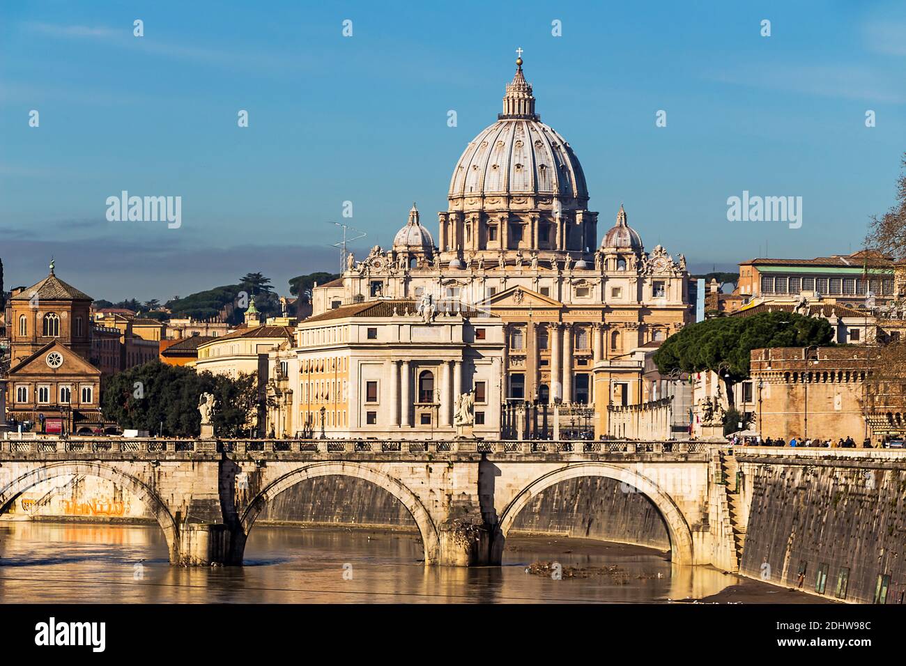 Blick auf den Petersdom im Vatikan, Rom, Italien Stock Photo