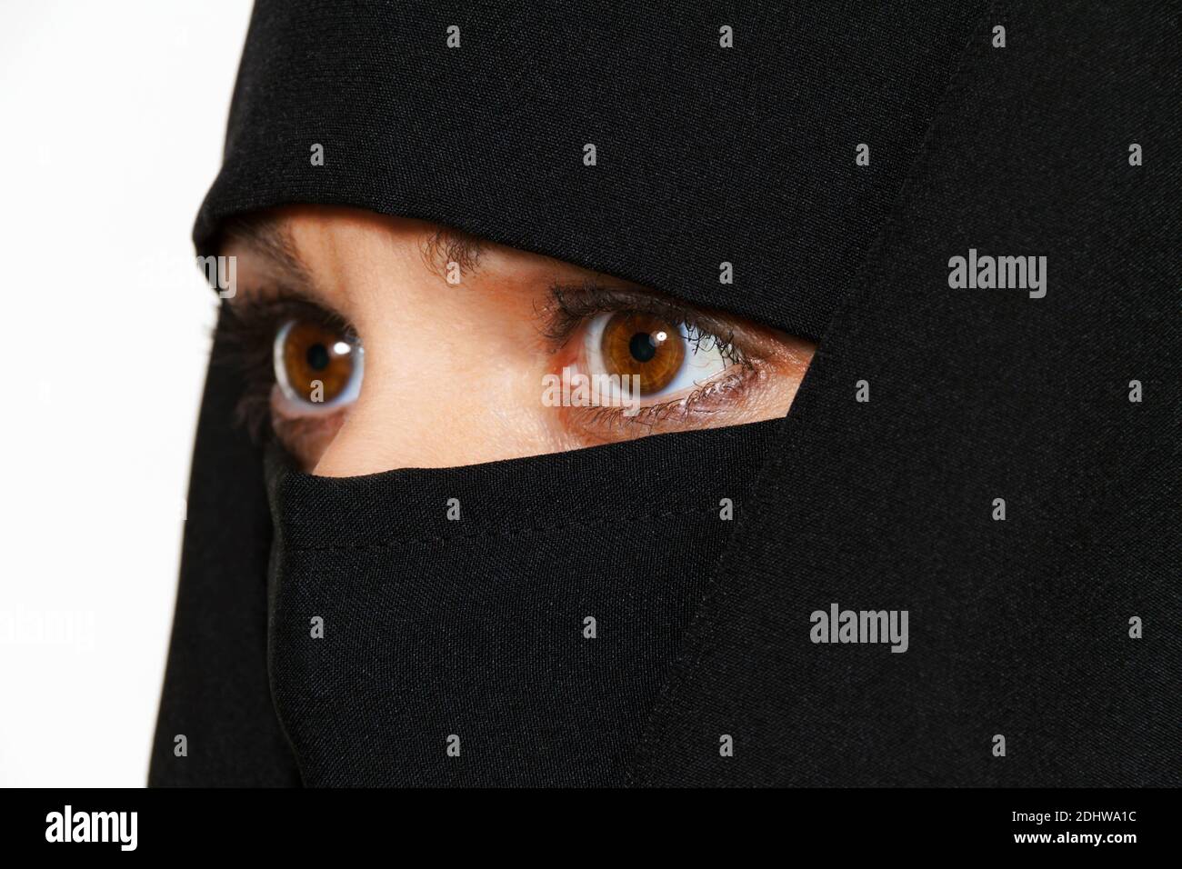 Symbolfoto Islam. Muslimische Frau mit Burka ist verschleiert. MR: Yes Stock Photo
