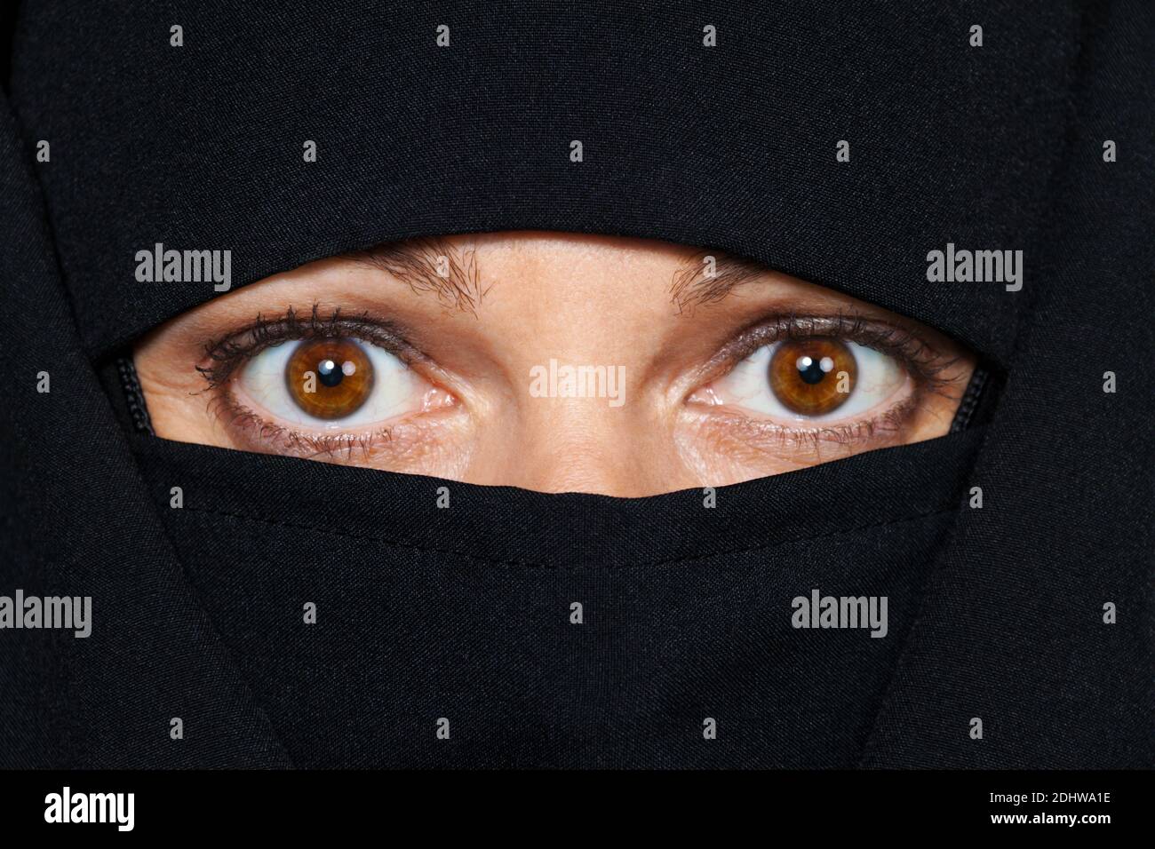 Symbolfoto Islam. Muslimische Frau mit Burka ist verschleiert. MR: Yes Stock Photo