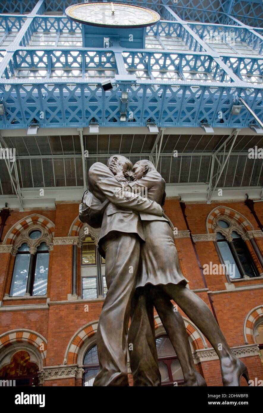 Paul Day's sculpture of embracing couple 'The Meeting Place' at St Pancras station London underneath the clock where generations of couples have parted Stock Photo
