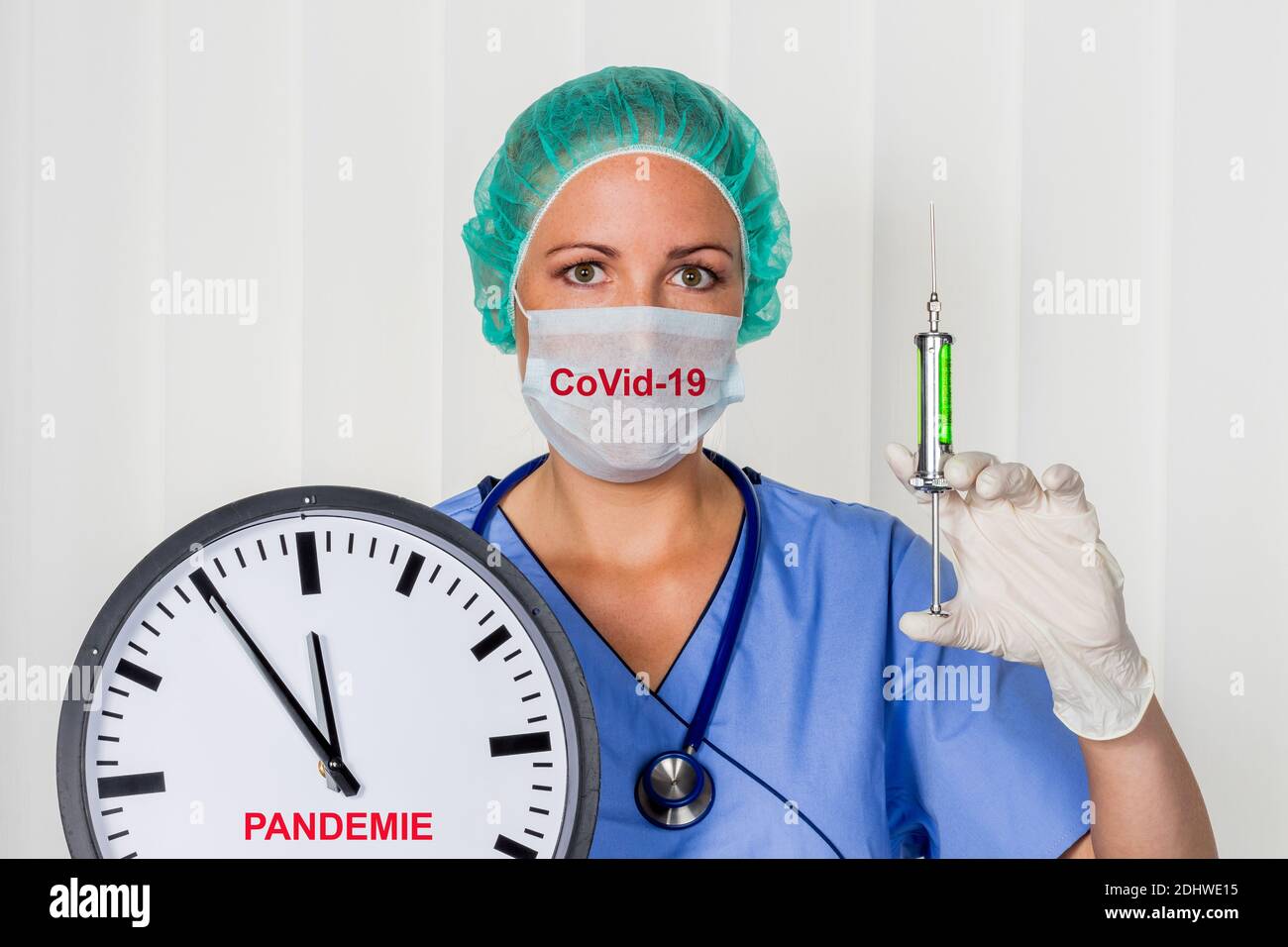 Eine Krankenschwester oder Aerztin in OP- Kleidung vor einer Operation. Symbolfoto fuer arbeiten im Krankenhaus. Uhr 5 vor 12, Stock Photo