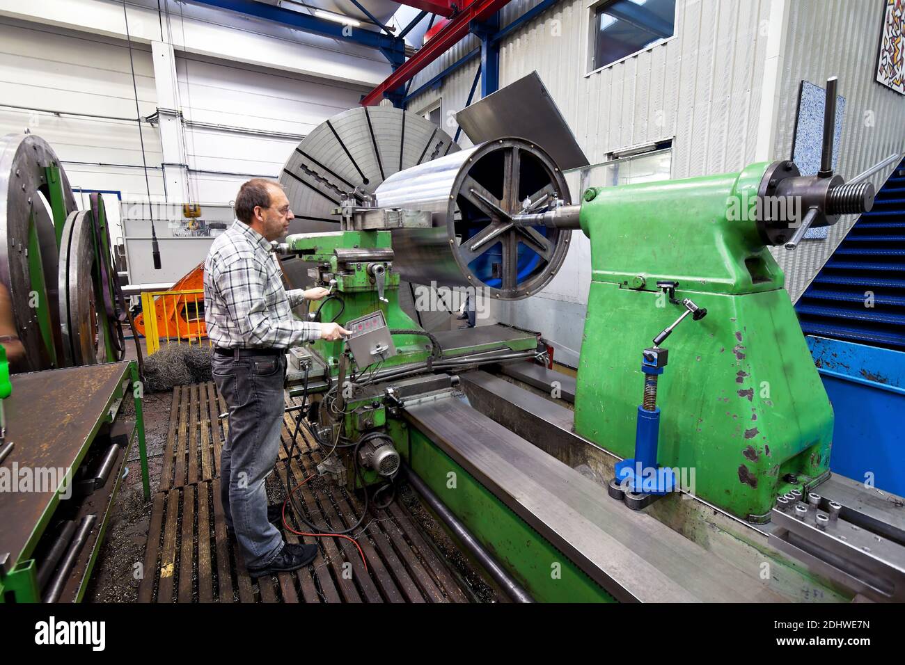 Ein aelterer Arbeitnehmer der Metallindustrie an CNC Fraesmaschine, MR: Yes Stock Photo