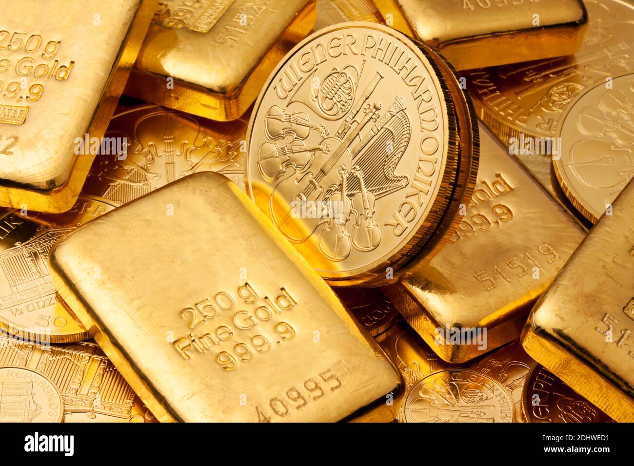 Geldanlage in echtem Gold als Goldbarren und Goldmuenzen Stock Photo