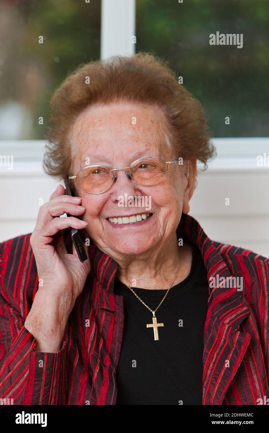 Alte Frau führt ein Gespräch mit dem Mobiltelefon Stock Photo