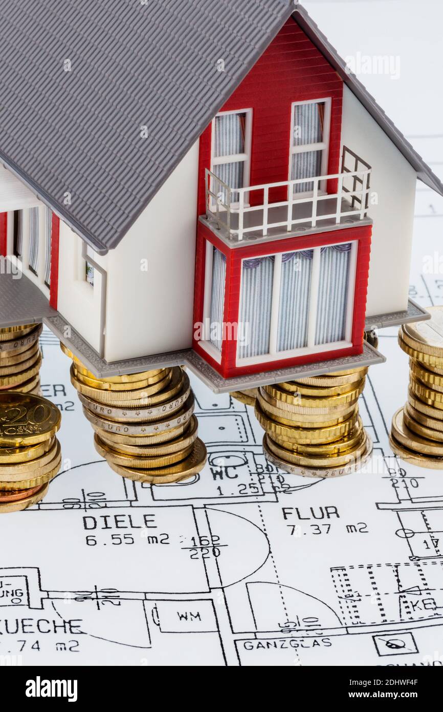 Wohnhaus auf Bauplan und Euro Münzen, Symbolfoto für Hausbau, Finanzierung, Bausparen Stock Photo