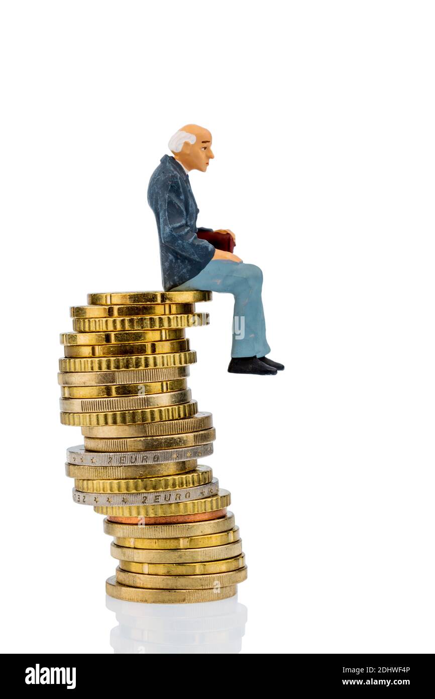 Rentner sitzt auf einem Stapel Euromünzen, Symbolfoto für Pension, Altersvorsorge, Alterssicherung Stock Photo