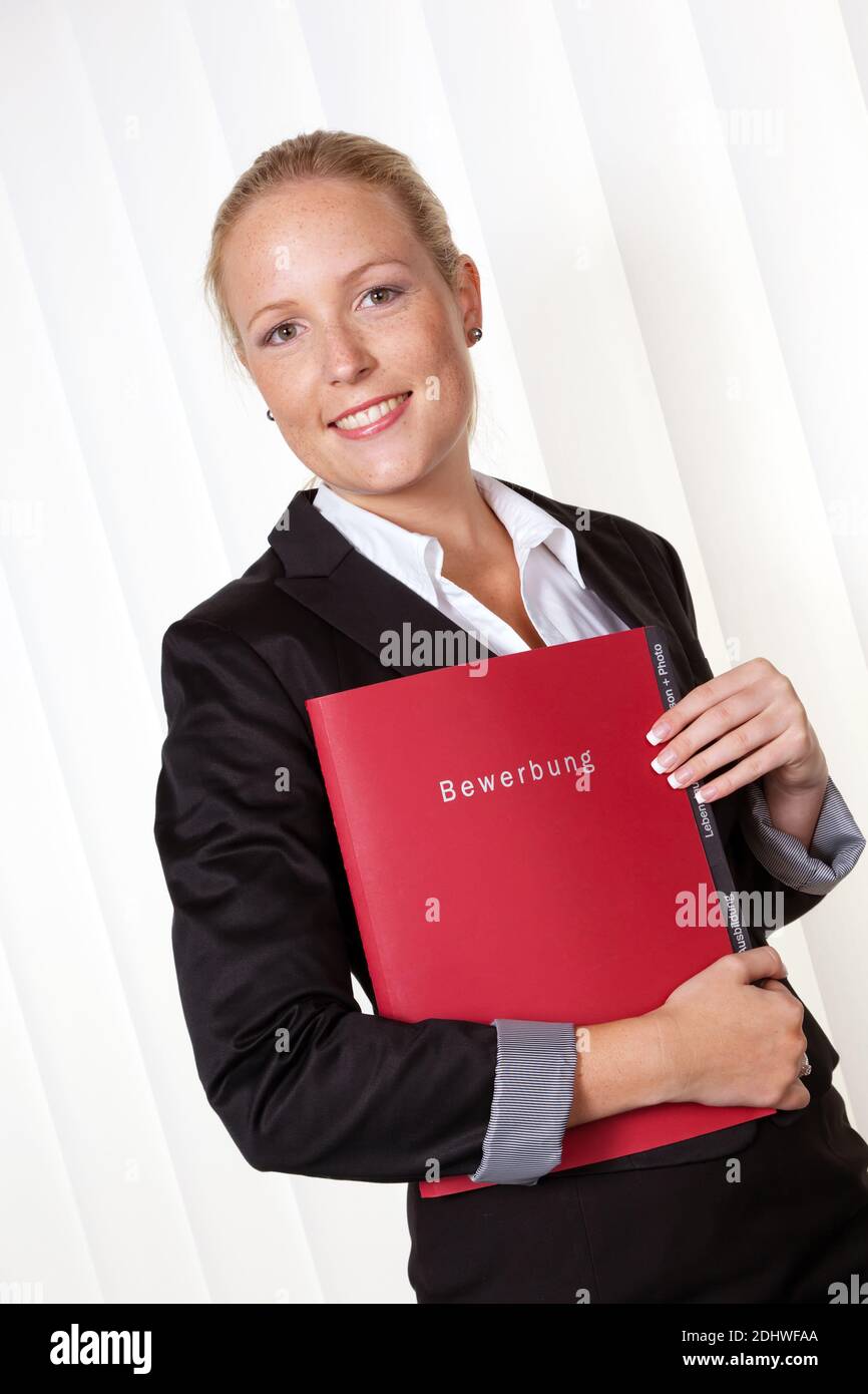 Eine Frau in Business Kleidung mit Bewerbungsmappe.  Vorstellungsgespräch. Stock Photo