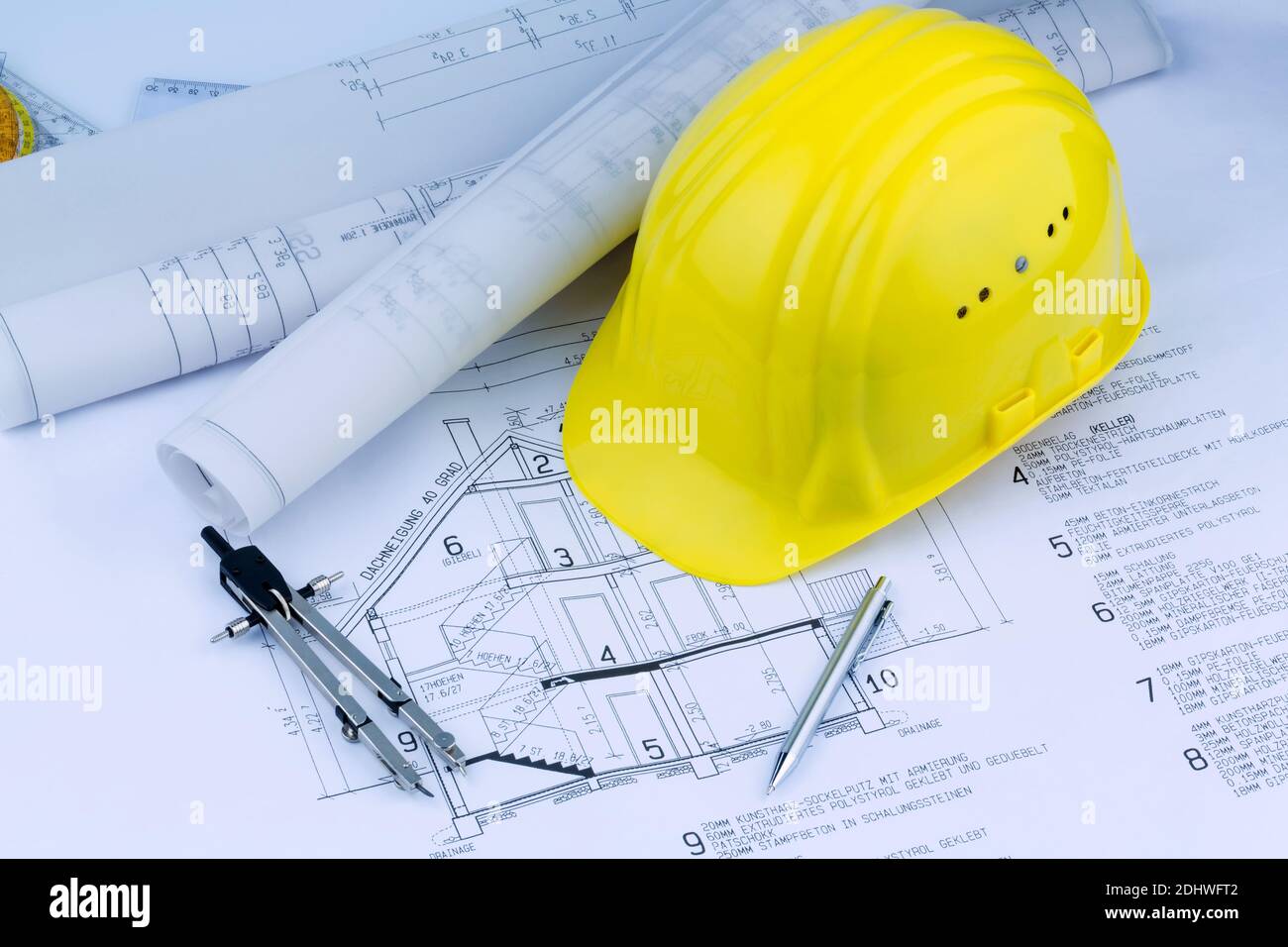 Ein Bauplan eines Architekten mit dem Helm eines Architekten, Symbolfoto für Finanzierung und Planung eines neuen Hauses. Stock Photo