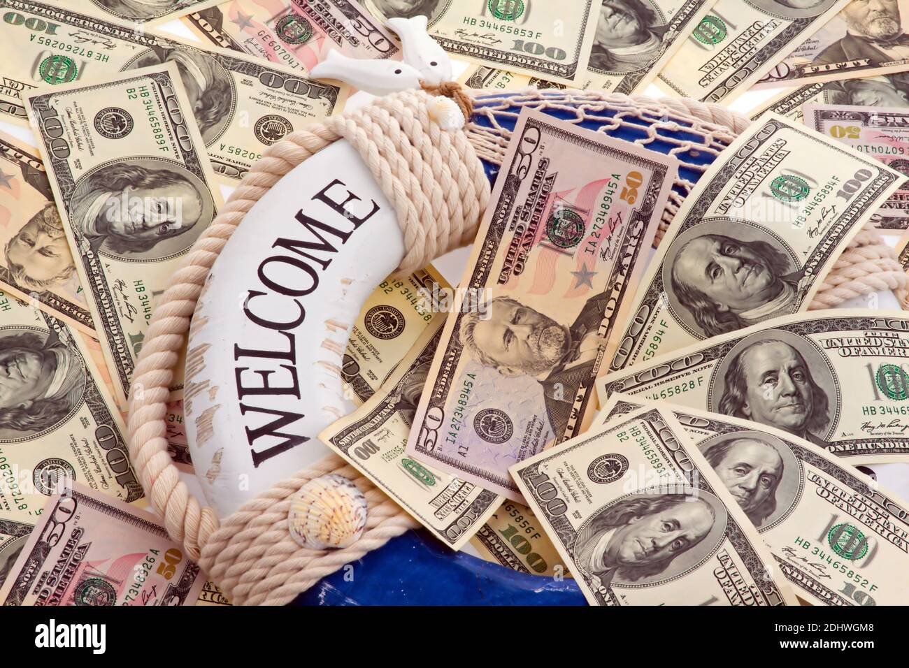 Rettungsring und Dollar. Rettung für Griechenland. Symbol für Staatsschulden. Stock Photo