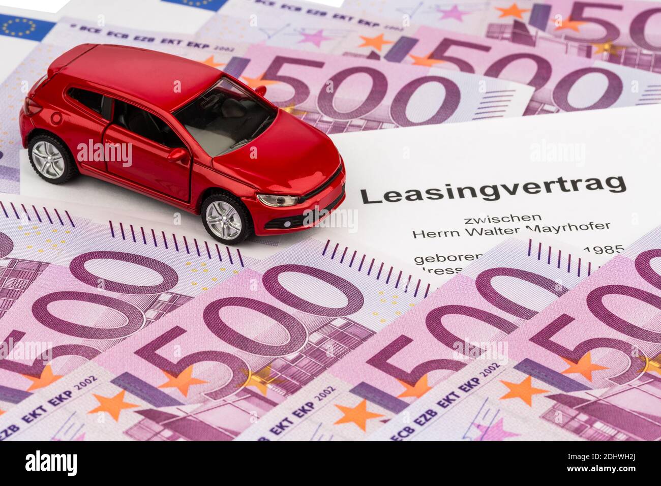 Ein Leasingvertrag, (Autoleasing),  für ein neues Auto beim Autohaendler Stock Photo