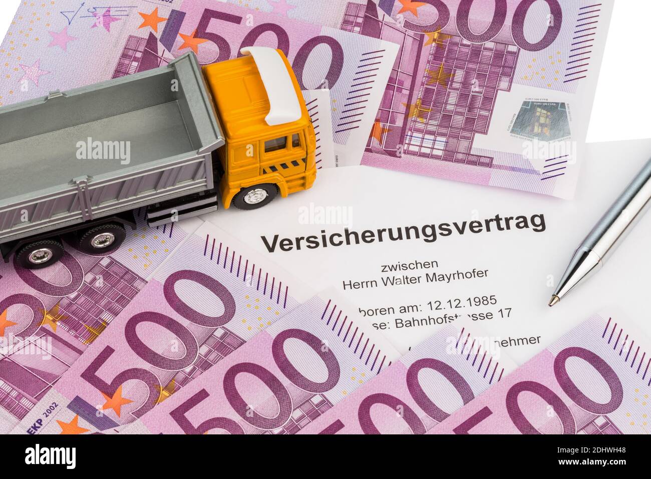 Ein Versicherungsvertrag für einen neuen Lastwagen. 500er Euro Banknoten, Stock Photo