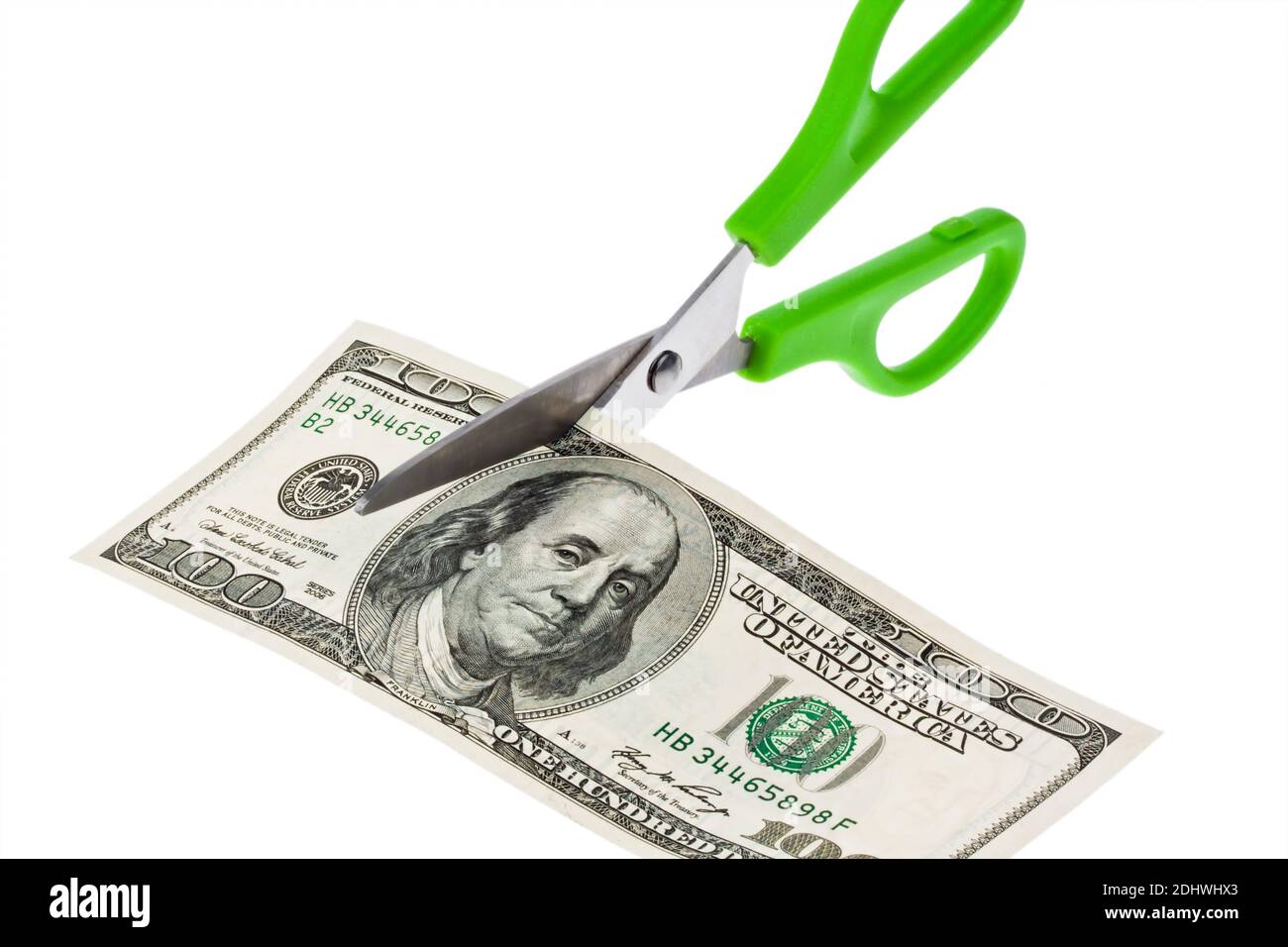 Eine Schere zerschneidet eine 100 US-Dollar Banknote Stock Photo
