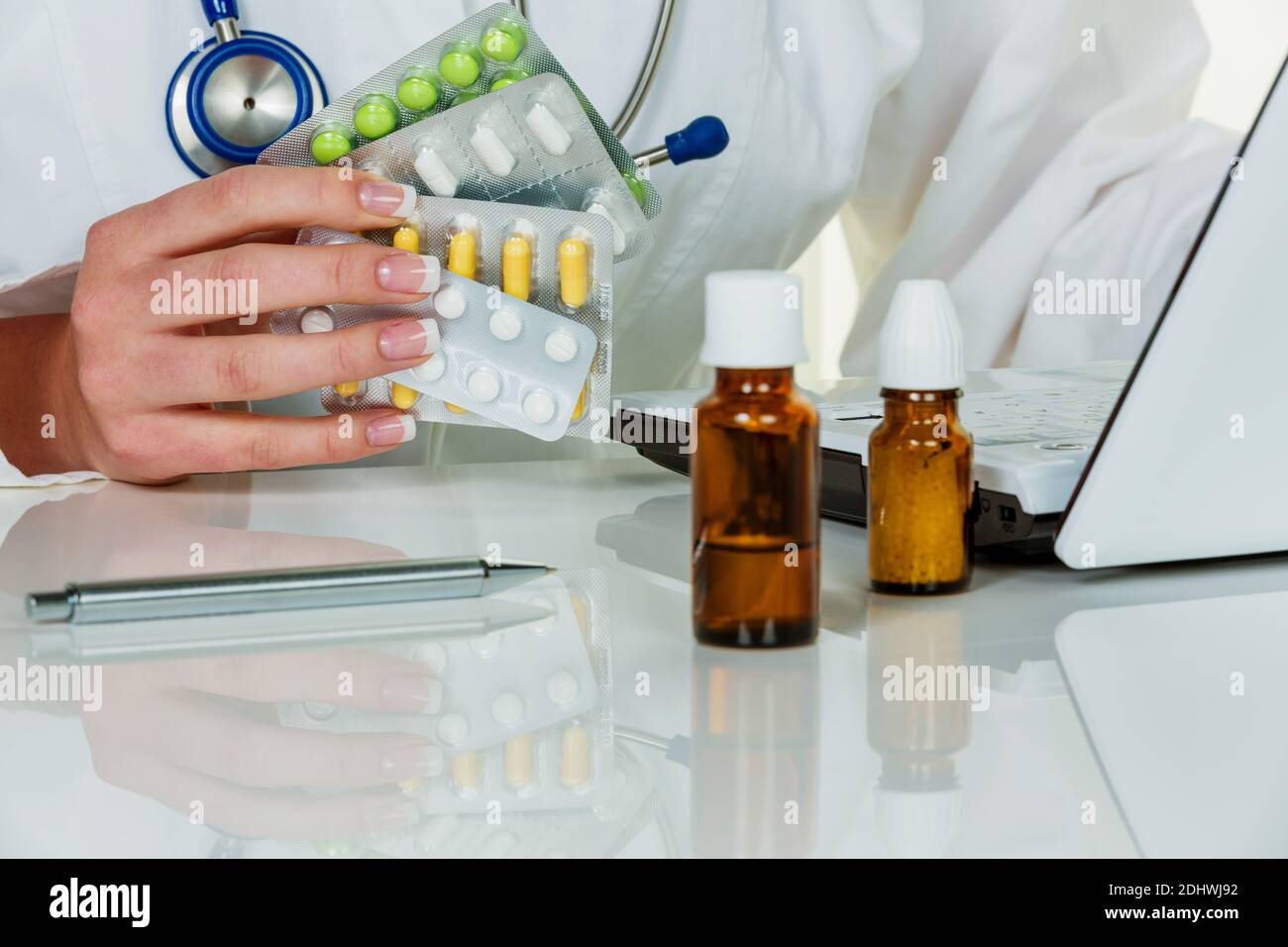 Ein Arzt stellt ein Rezept für Medikamente aus. Rezeptpflichtige Tabletten aus der Apotheke. Stock Photo