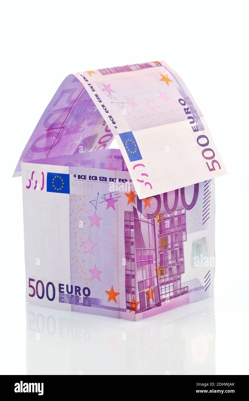 Ein Haus gebaut aus 500er Euro Banknoten auf weißem Hintergrund. Bausparen, Hausbau und Hauskauf. Stock Photo