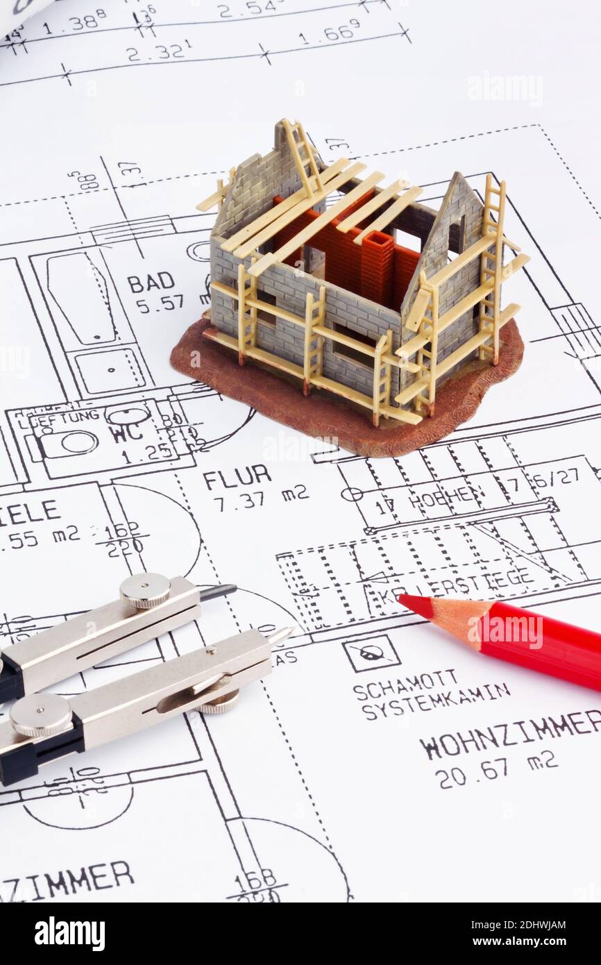 Bauplan für ein Wohnhaus. Zeichnungen und Pläne eines Architekten, Modellhaus im Rohbau, Stock Photo