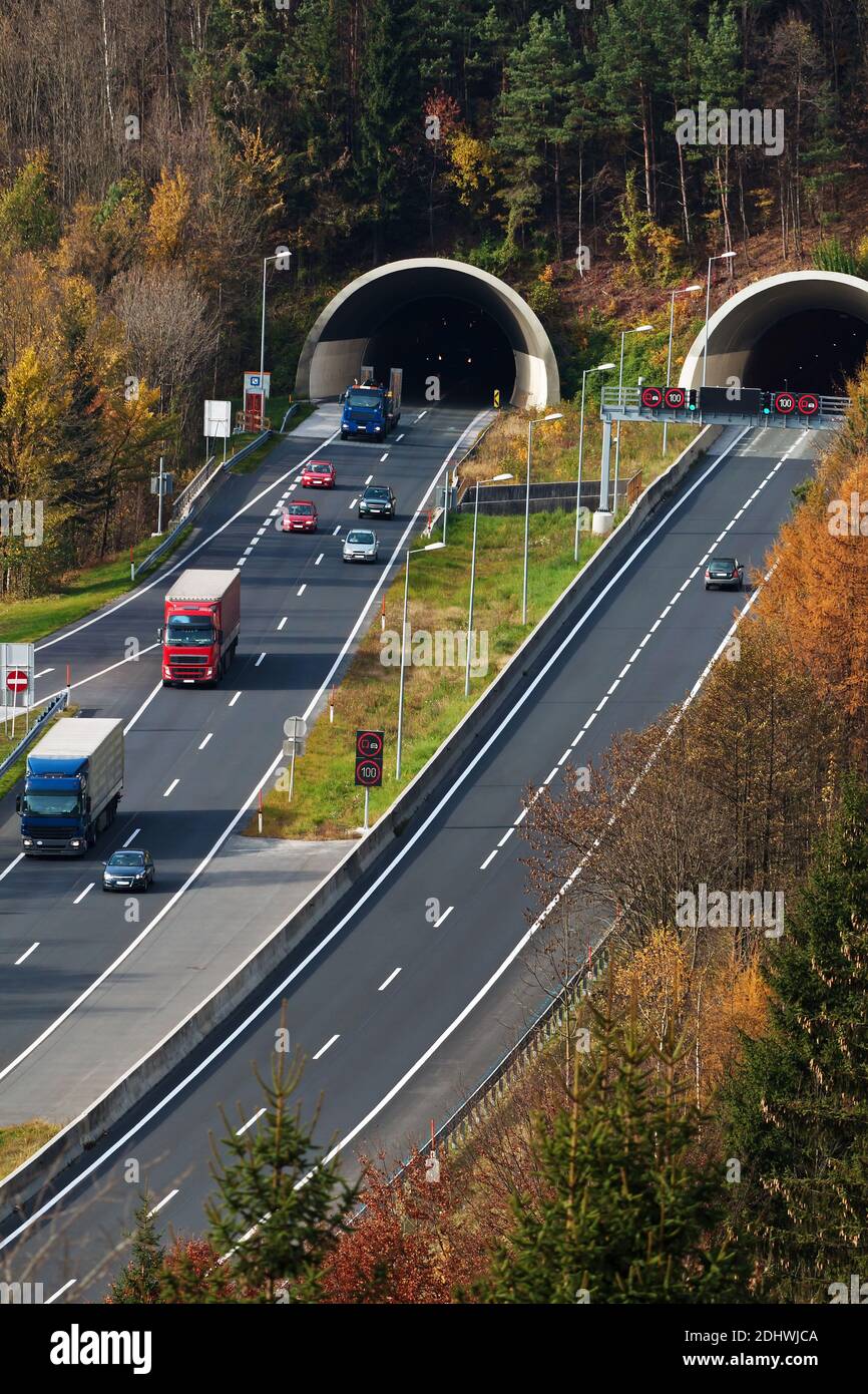 Auf der Tauern Autobahn in Österreich gibt es viele Tunnel Stock Photo