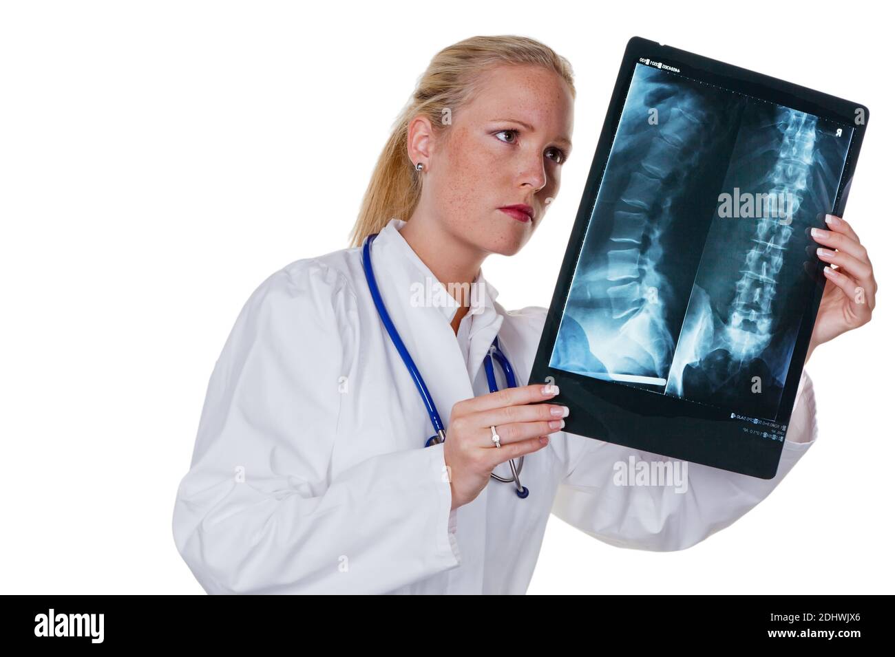 Eine junge Ärztin mit Stethoskop betrachtet das Röntgenbild einer Patientin, Stock Photo