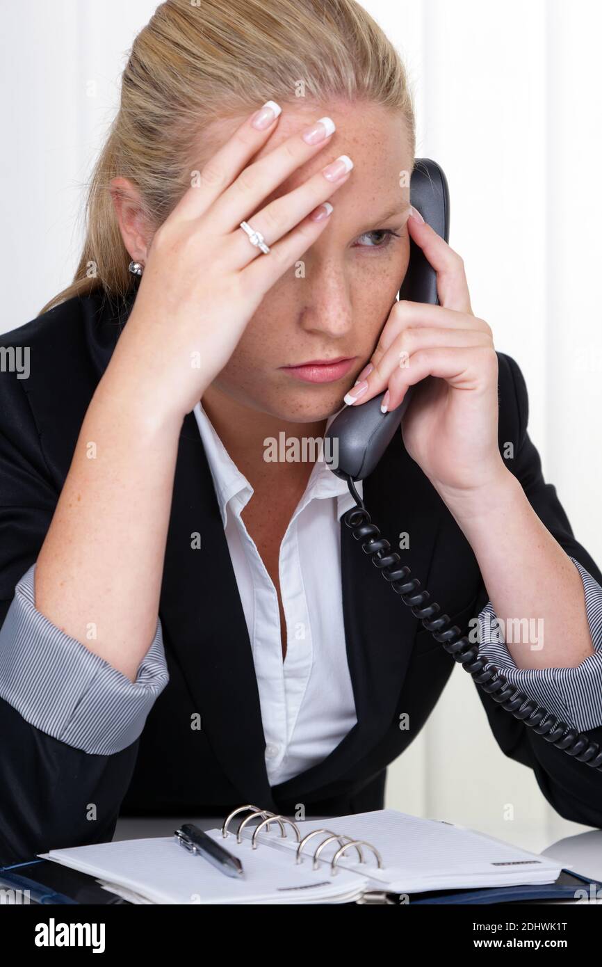 Eine Frau im Büro. Ärger, Stress und Frust am Arbeitsplatz Stock Photo