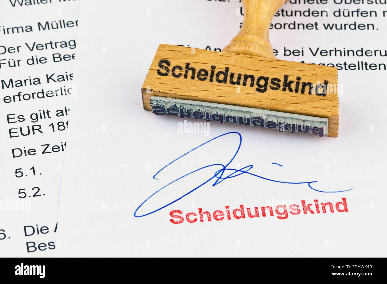Ein Stempel aus Holz liegt auf einem Dokument. Aufschrift Scheidungskind Stock Photo