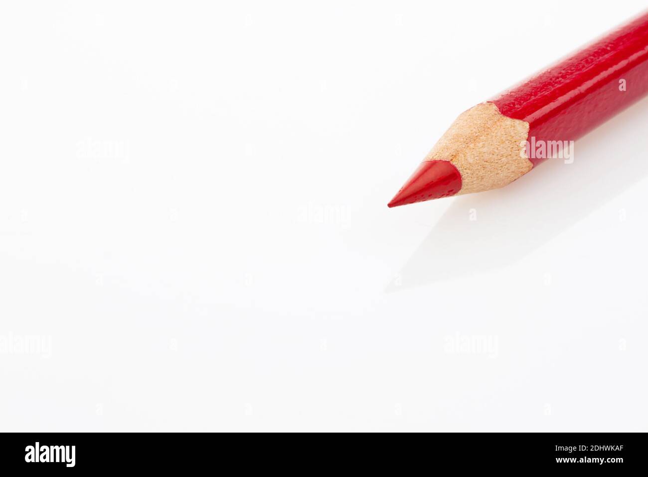 Ein roter Stift , weißer Hintergrund. Sparen bei Ausgaben. Stock Photo