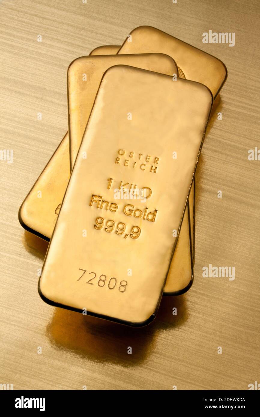 Geldanlage in echtem Gold als Goldbarren und Goldmünzen, 1 kg Goldbarren  Stock Photo - Alamy