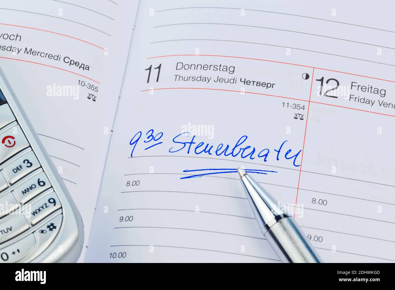 Ein Termin ist in einem Kalender eingetragen:  Steuerberater Stock Photo