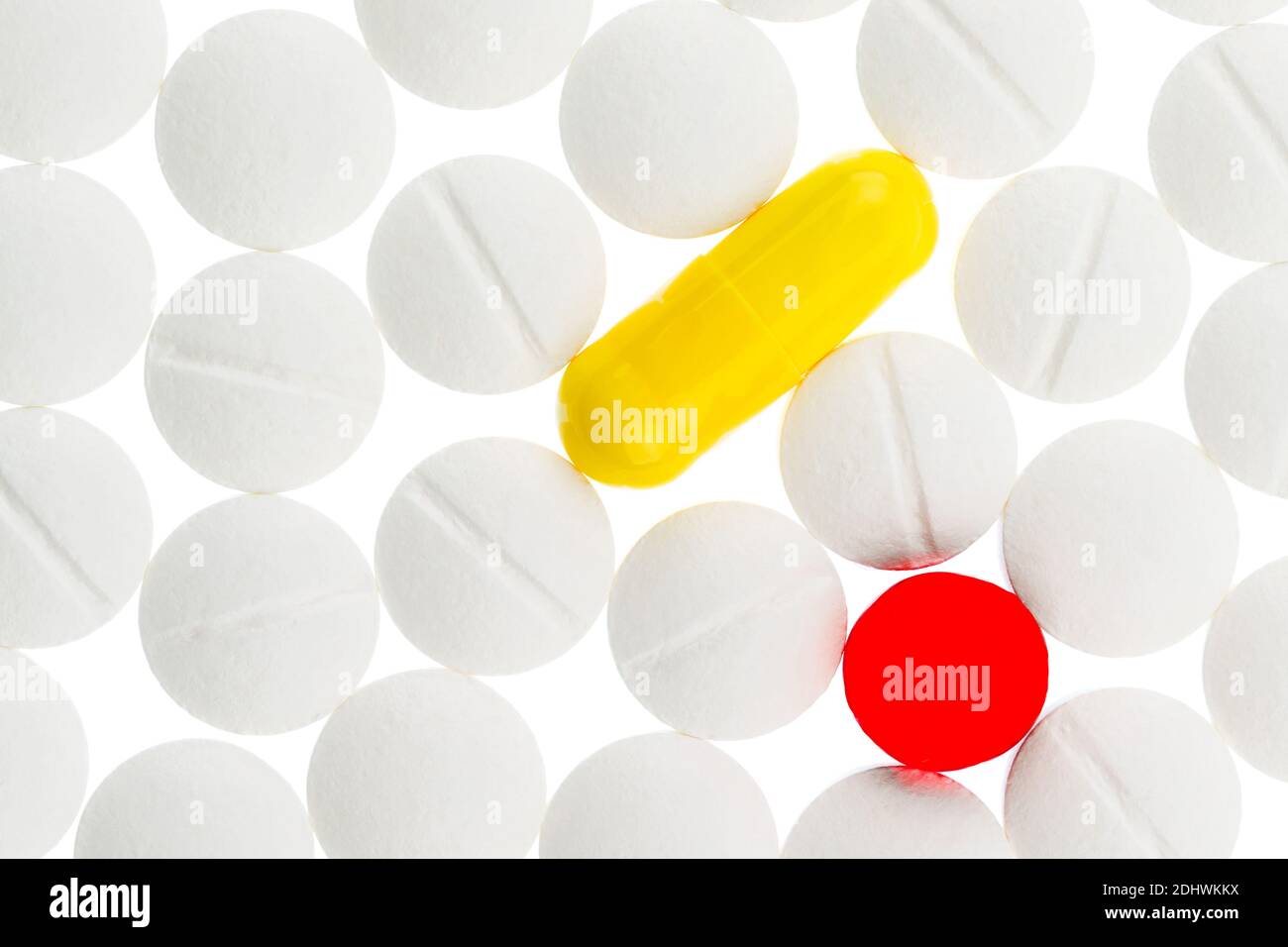 Weiße und bunte Tabletten, Symbolfoto für Medizin, Heilmittel und Tablettensucht Stock Photo