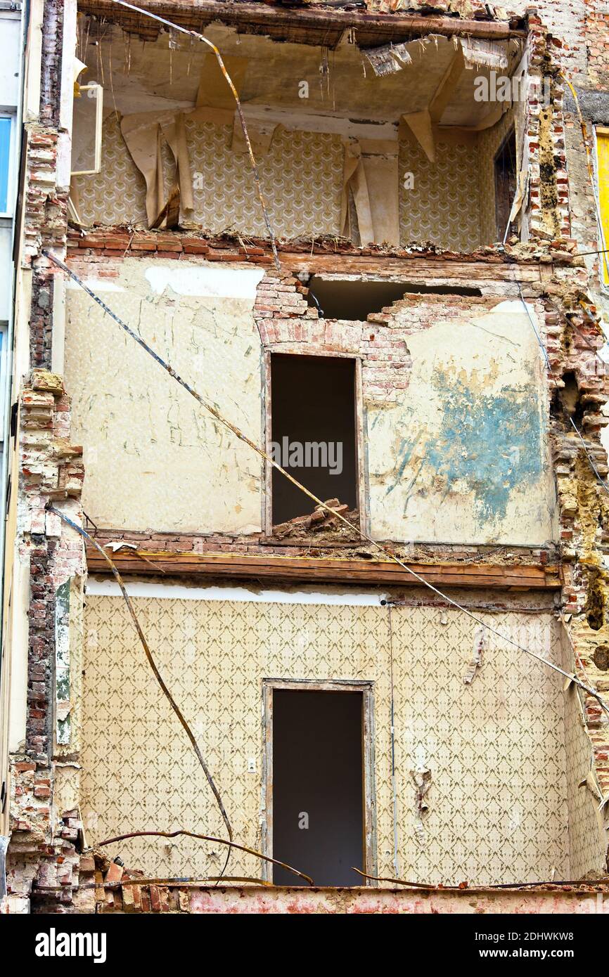 In einer Stadt wird ein Wohnhaus abgerissen. Platz für Neubau Stock Photo