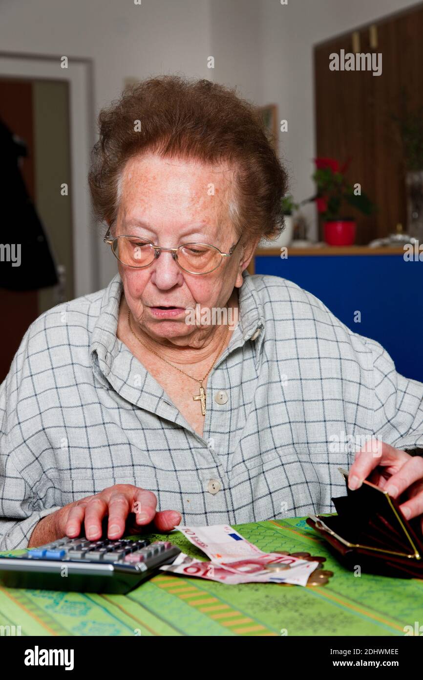 Alte Frau zählt ihr Geld, Rentenzahlung, Geldbörse, Armut im Alter, Stock Photo