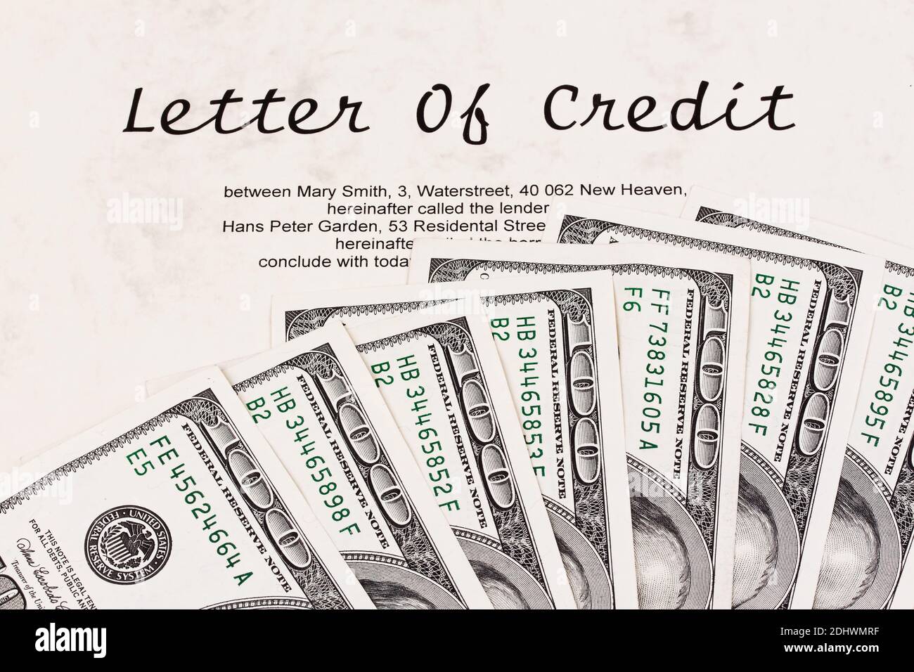 Viele US-Dollar Banknoten und ein Letter of Credit Stock Photo