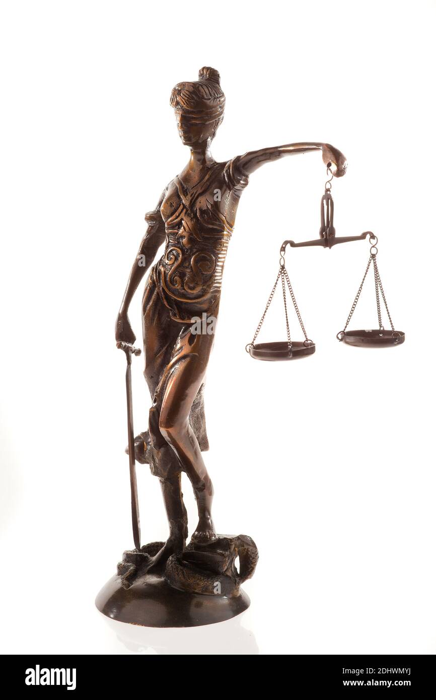 Justitia mit Waage. Symbol für Gerechtigkeit. Isoliert vor weißem Hintergrund Stock Photo